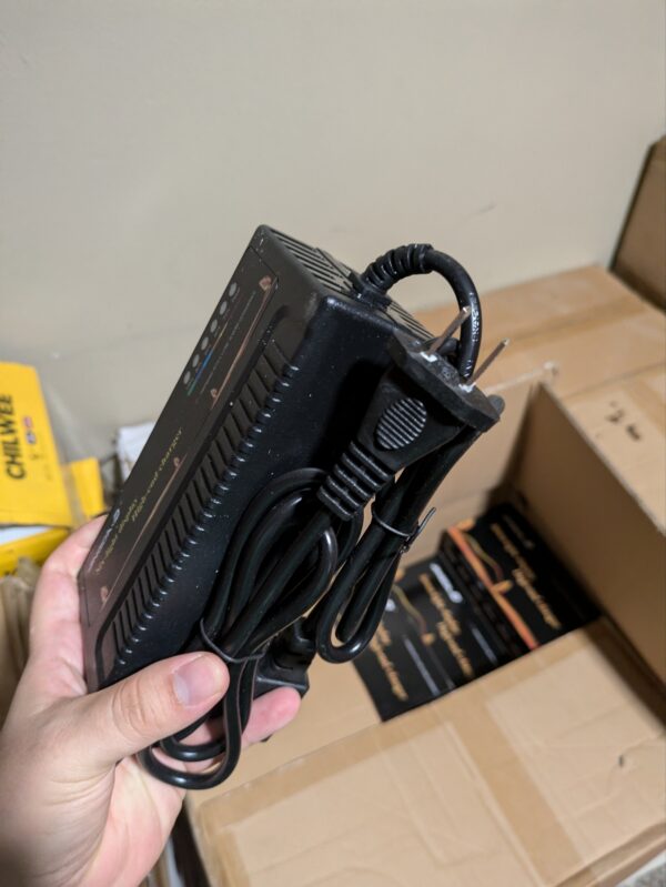 Cargador de Batería 48V 12Ah para Motos Eléctricas de Plomo Ácido - Imagen 4